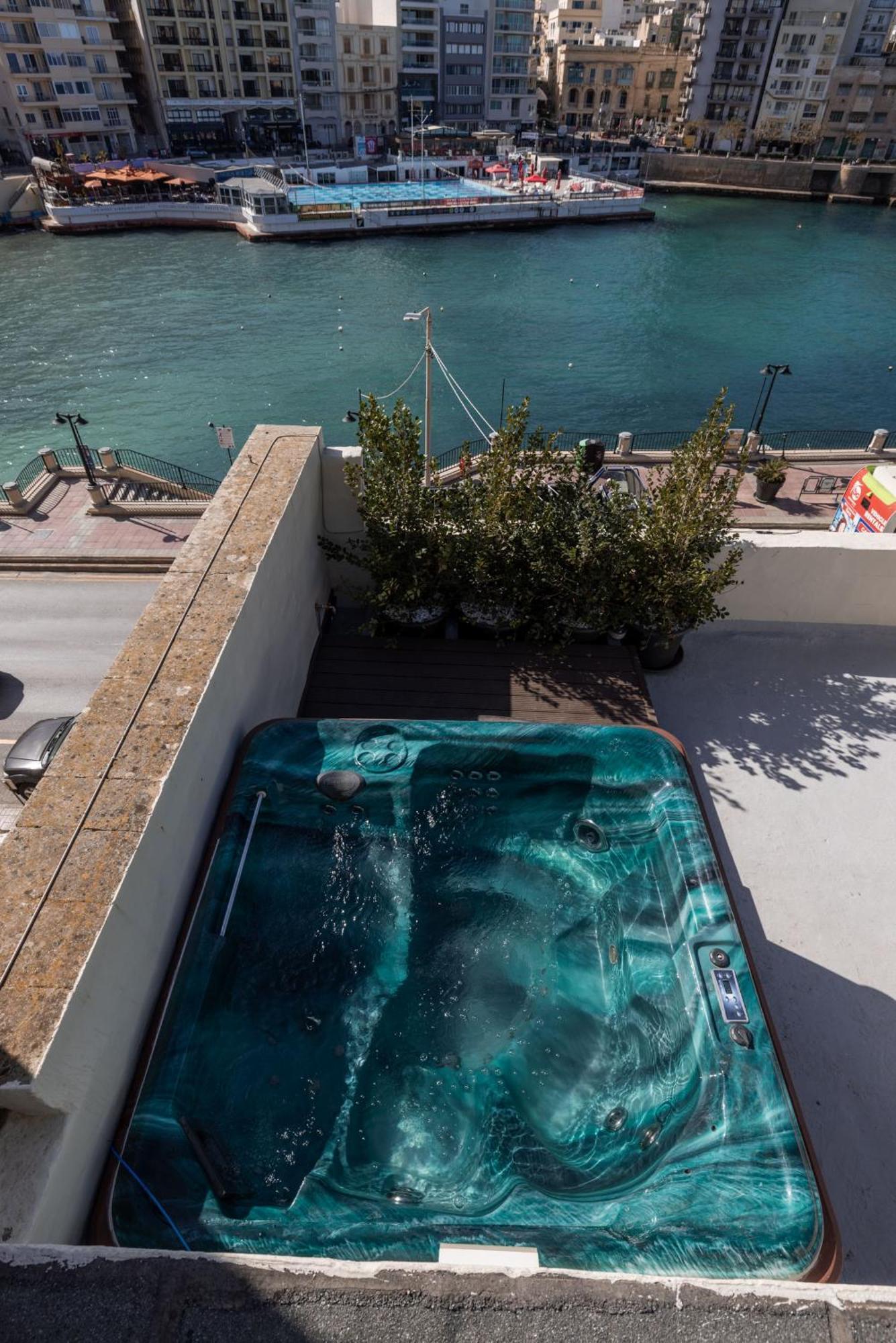 Seafront 3-bed Palazzino With Jacuzzi, Heart Of Balluta Sliema